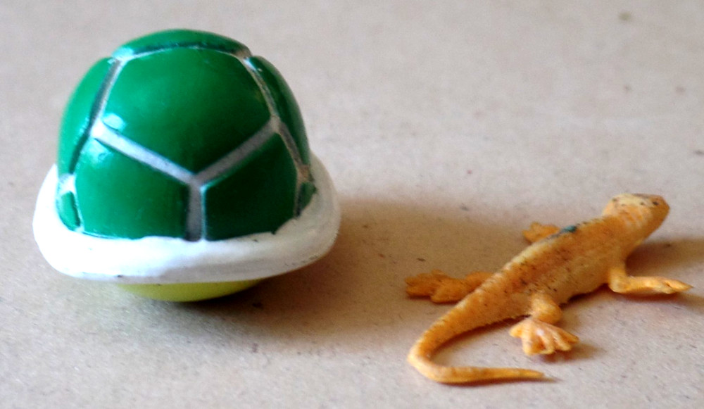 2 Vintage Tiny TURTLE SHELL & LIZARD Toys