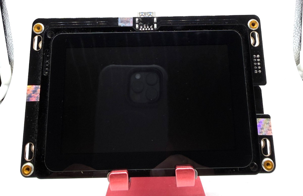 Craftbot Flow XL Touchscreen LCD display USB connector and built-in camera