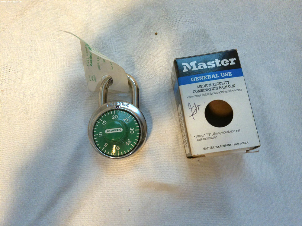 Master General Use Medium Security Combination Padlock (1 7/8") #1525 NEW