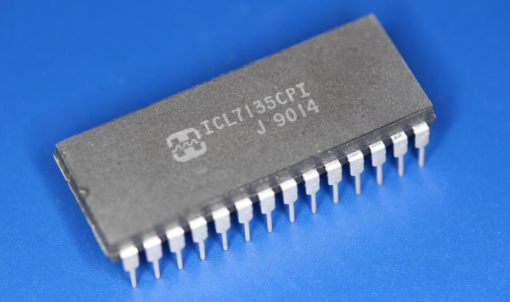 Intersil ICL7135CPI, 4-1/2 Digit, BCD Output, A/D Converter (1 Pcs)