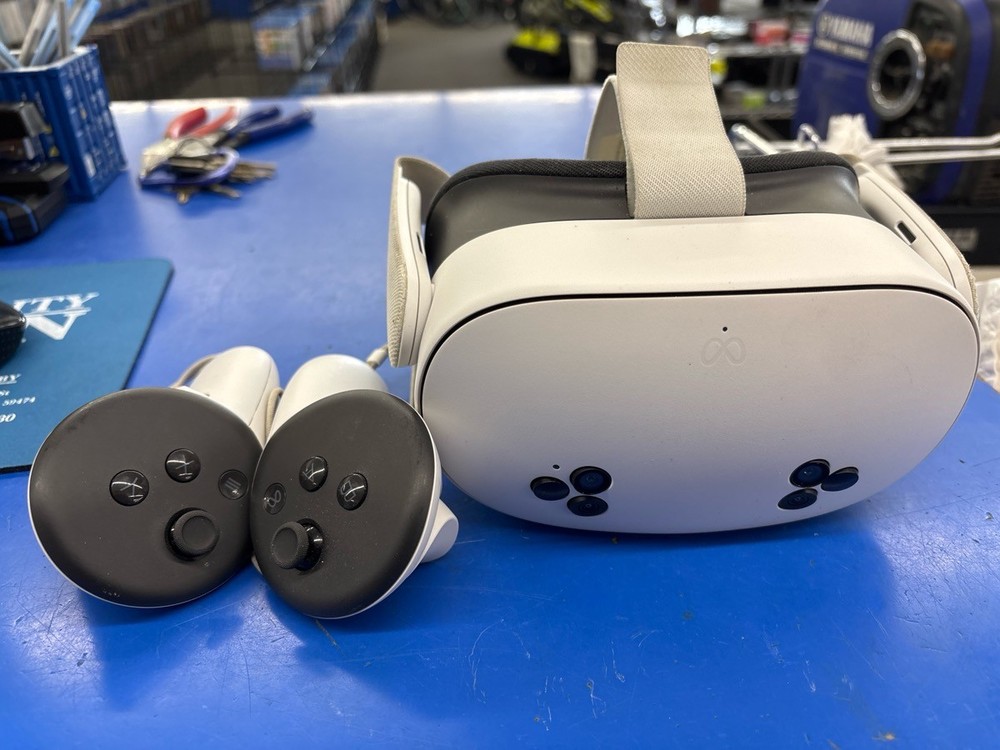 META QUEST 3S WITH CONTROLLERS (C26032283)