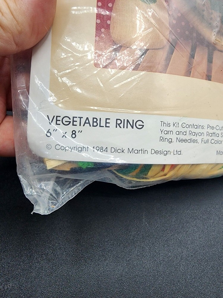 1984 Leisure arts Plastic Canvas Capers 6” X 8” Vegetable ring Kitchen