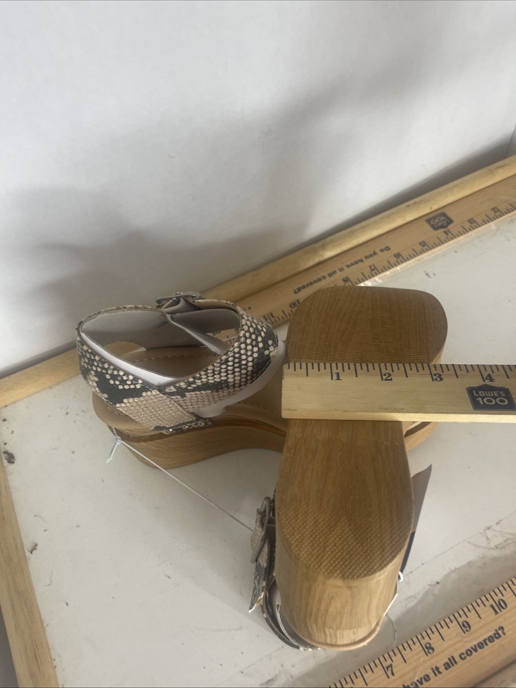 Universal tread sandals Size 5