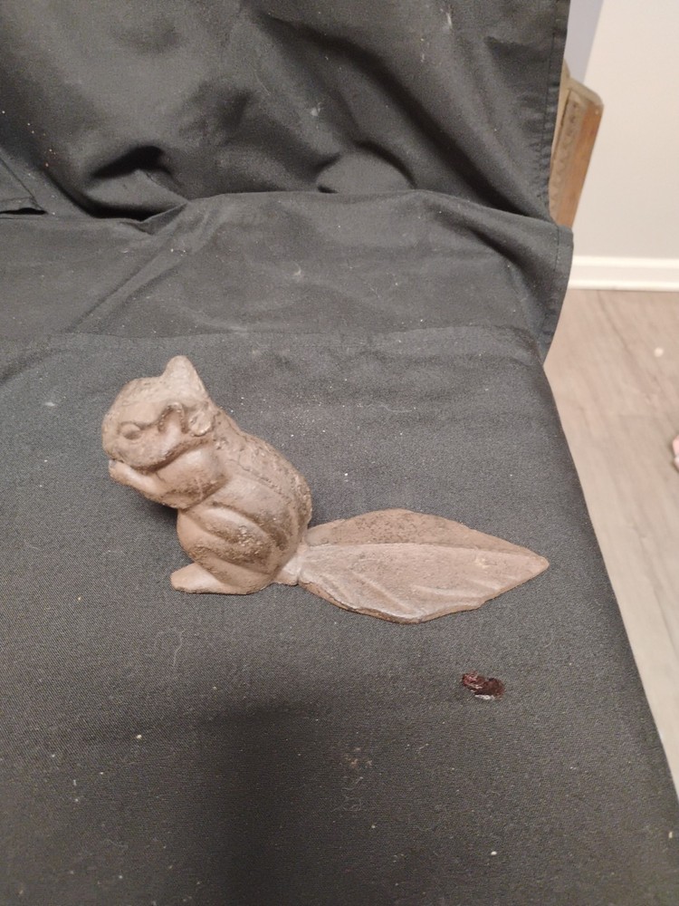 Comfy Hour Cast Iron Squirrel Door Stopper