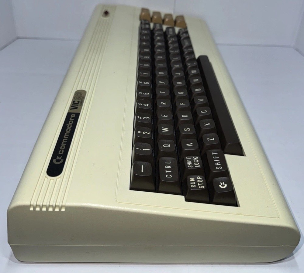 Commodore VIC-20 Vintage Computer Console Complete w Box Manual Tested & Works