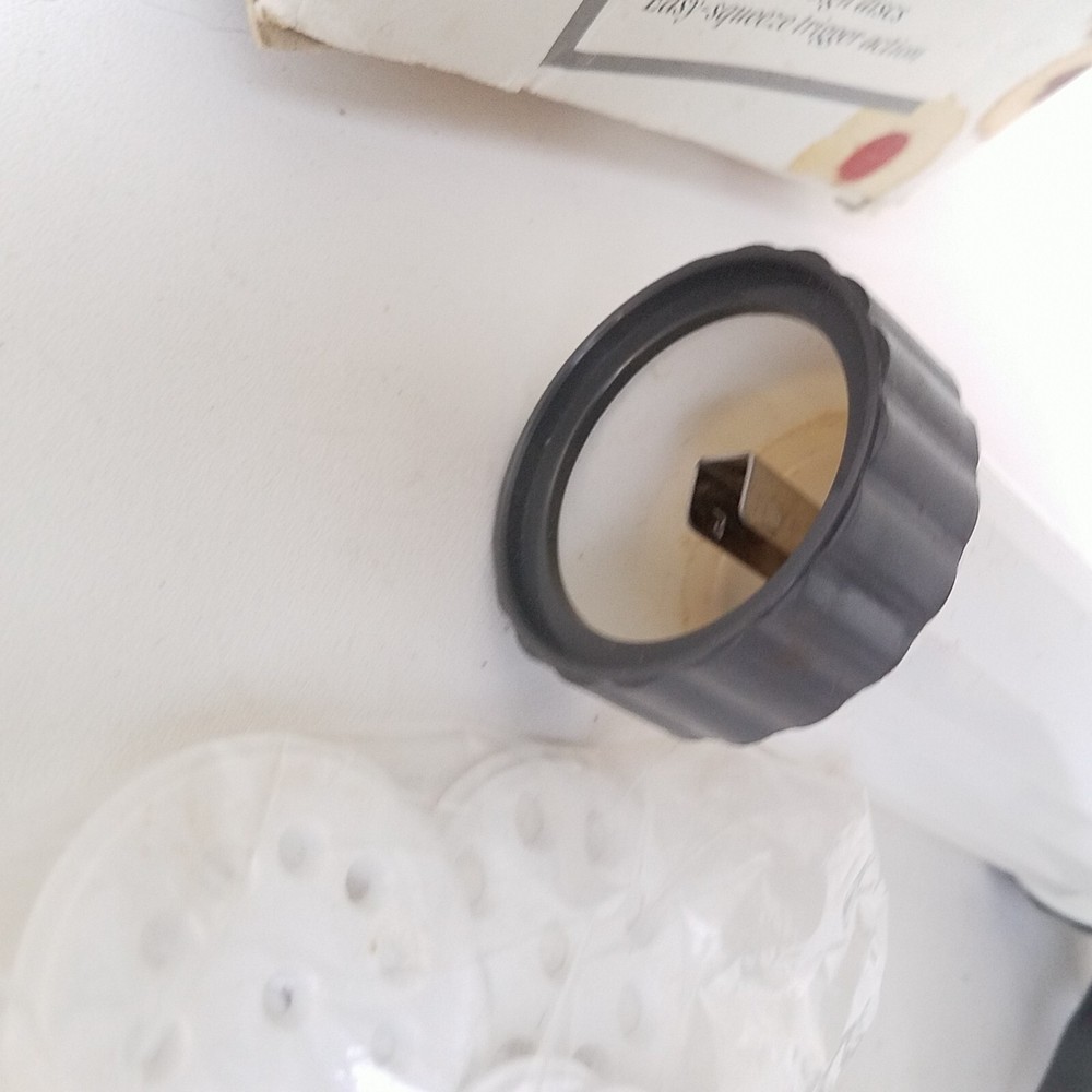 Wilton Spritz Cookie Press 12 Plastic Cookie-Design Discs