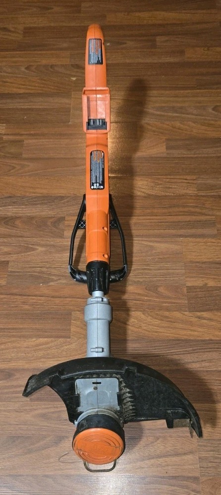 Black + Decker 20V MAX Cordless 12" String Trimmer / Edger LST300 Weed Wacker