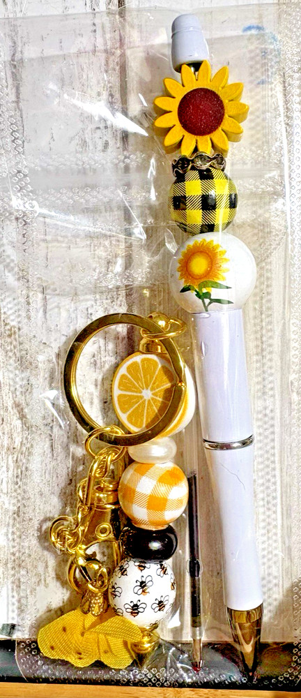 2 HANDMADE BEAD PENS & 2 BEAD KEY CHAINS-& INK REFILL ea & Note Pad & box