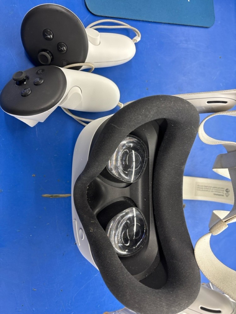 META QUEST 3S WITH CONTROLLERS (C26032283)