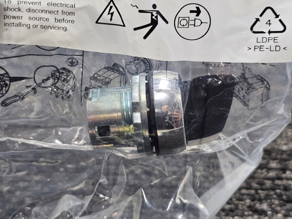 Sprecher & Schuh D7M-SB32 Spring Return Selector Switch Black Replacement