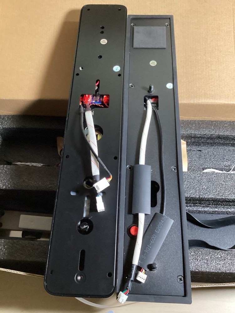 Smart Door Lock with Integrated Camera + Screen (see description)