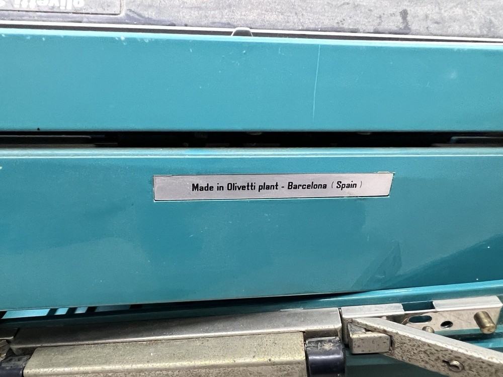 Teal Olivetti Studio 45 Elite Typewriter with Teal Case
