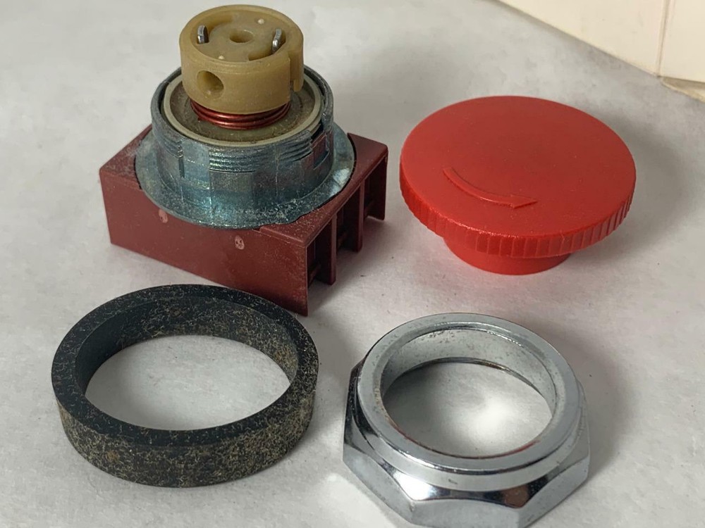 SIEMENS 40mm Pushl Button Switch 3SB03-K4R red pushlock twist release