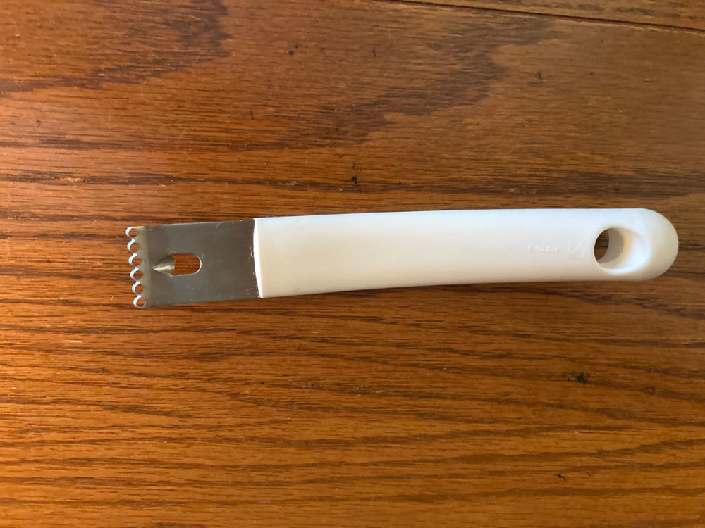 Tupperware E Series Citrus Zester White Kitchen Tool Lemon Zester MINT CONDITION