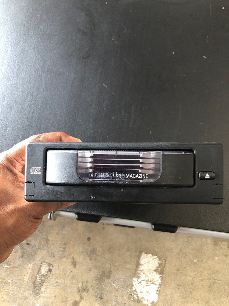 ✅ BMW OEM E60 6-disc CD Changer Alpine