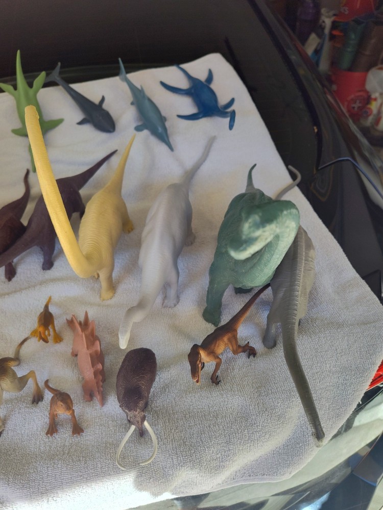 23 Hard plastic Dinosaurs various sizes