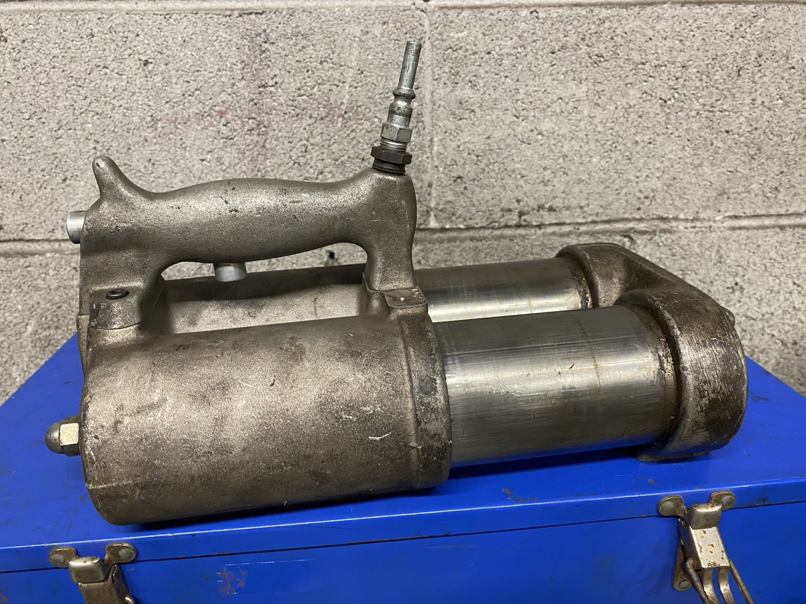 GP Tool GP 2020 Air Strut Spring Compressor with 4 Set Of Shoes, Working