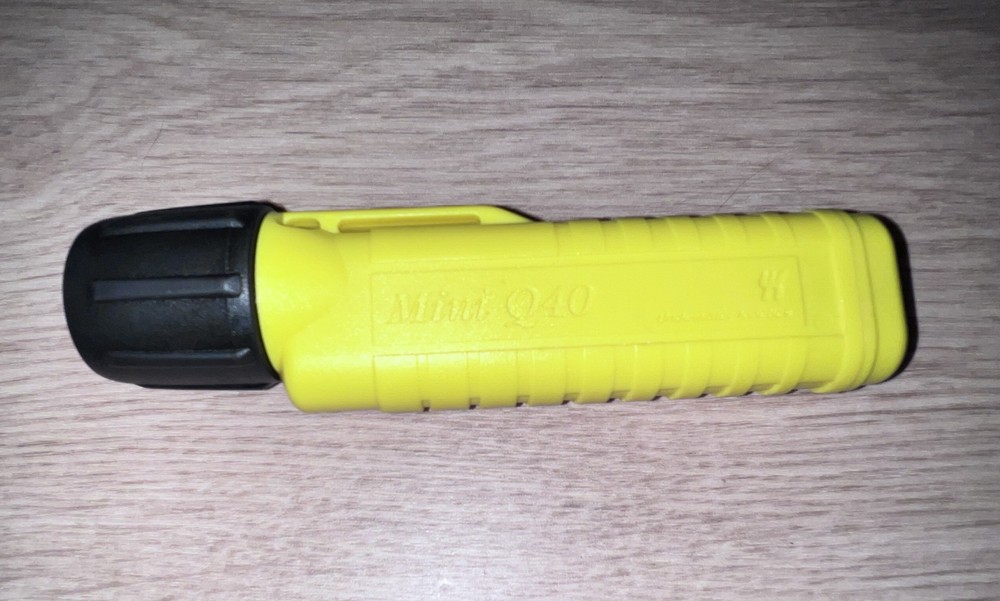 Underwater Kinetics Mini Q40 Dive Flashlight 500Ft Depth