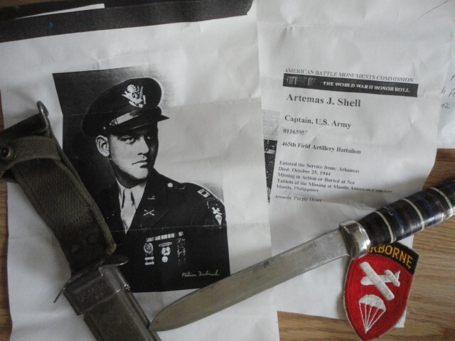 KNIFE AND AIRBORN GLIDER PATCH TO A KIA OFFICER