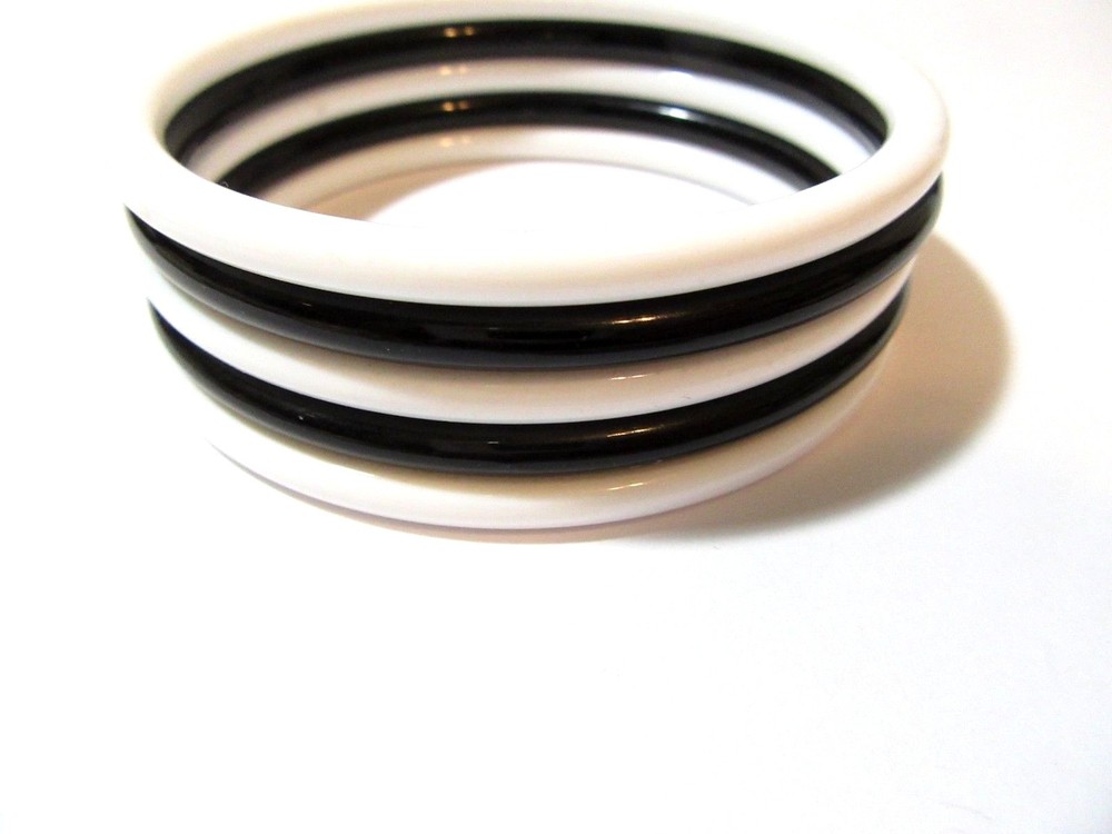 THREE BLACK TWO WHITE SET PLASTIC BANGLE BRACELET CLASSIC ROUND EDGE