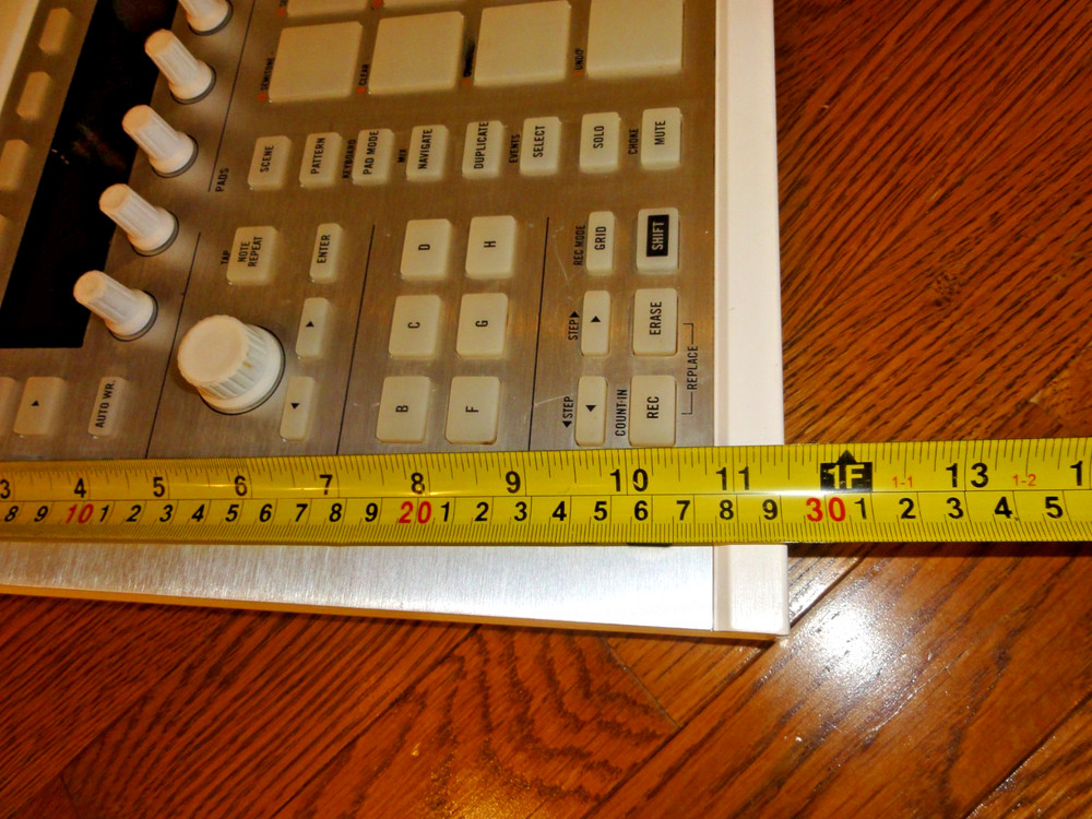 Native Instruments MASCHINE MK2 White – Powers On – No Software for Full Test