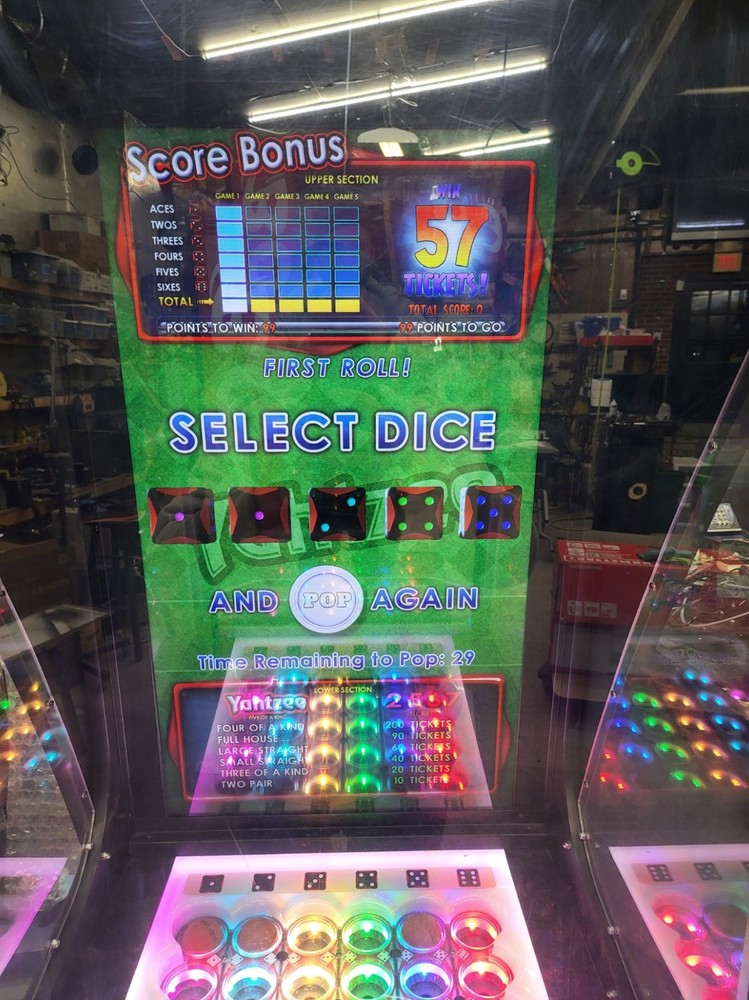 YAHTZEE Prize Redemption Arcade Machine WORKS GREAT!