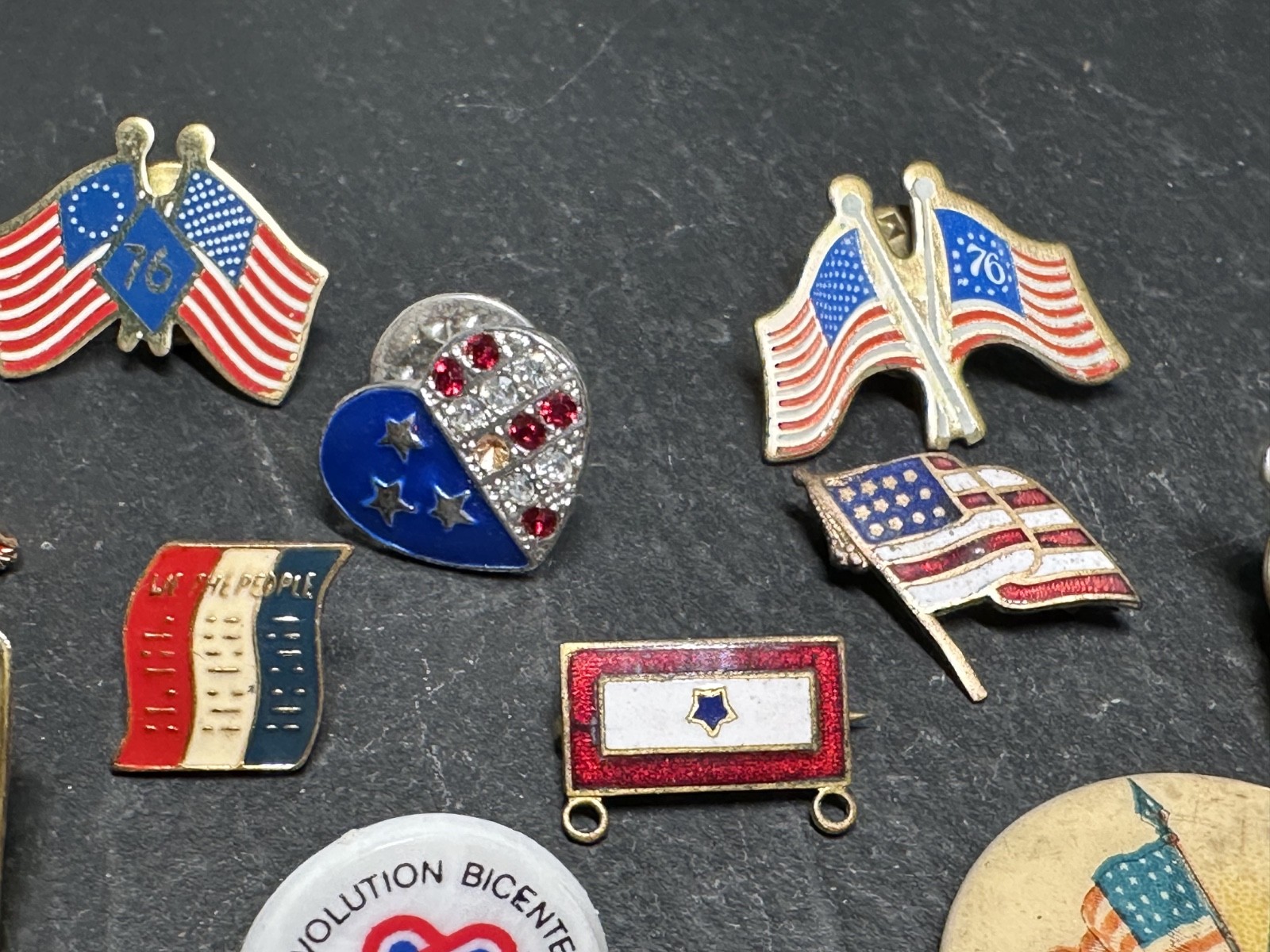 LOT OF 35+ VINTAGE USA PATRIOTIC PINS : FLAGS, VETERANS, '76, MORE I127