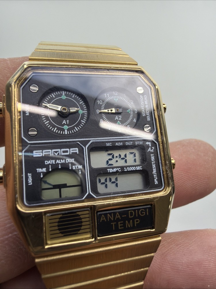 Multifunctional Watch with Temperature Display