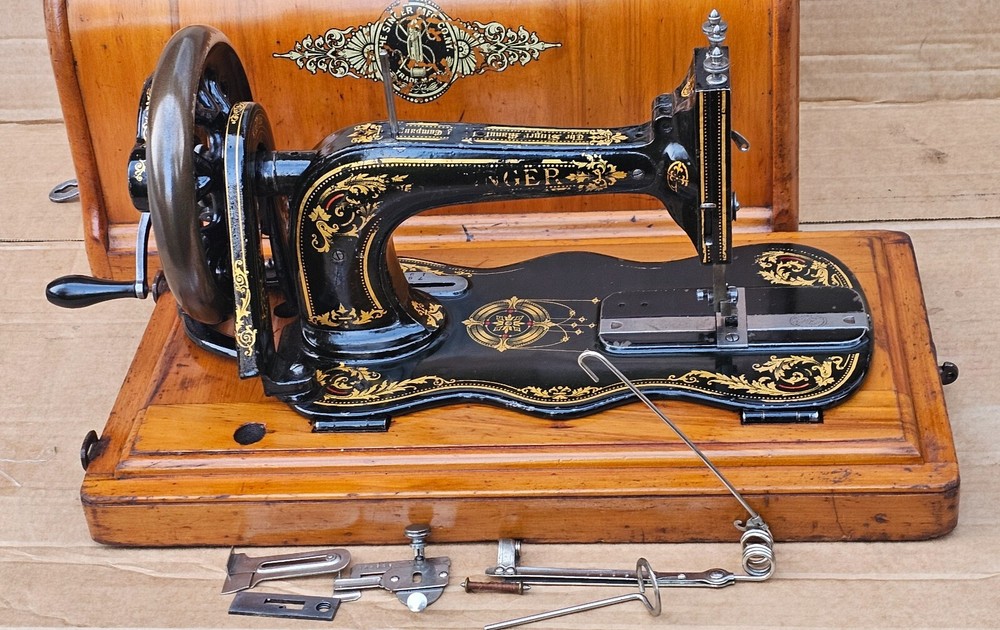 Antique Singer 12K Fiddle base Hand crank Sewing Machine