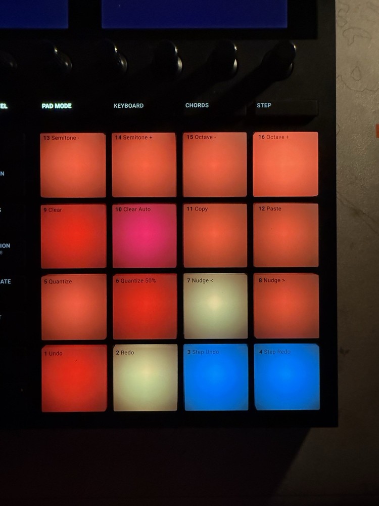 Native Instruments MASCHINE MK3 Sampler & Sequencer 16 Pad Triggers Black