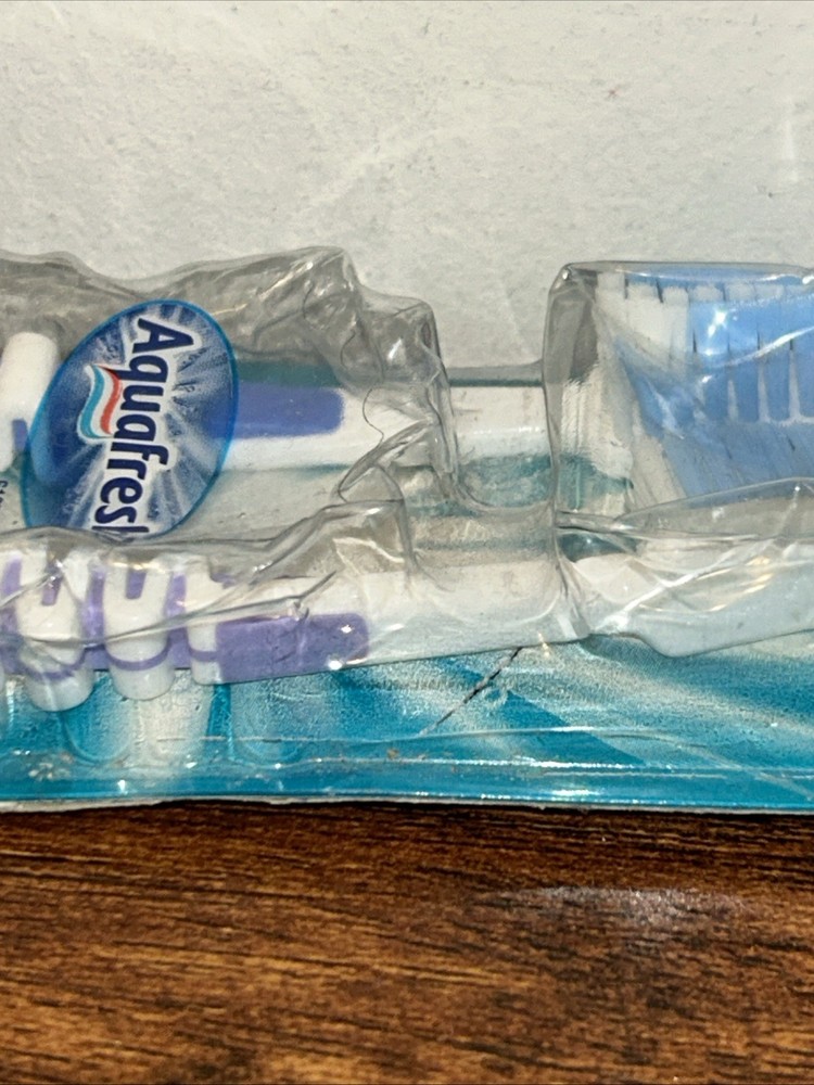 Aquafresh Medium #32 Toothbrushes 2-Pack Sealed 61674XD - Slight Pkg Damage