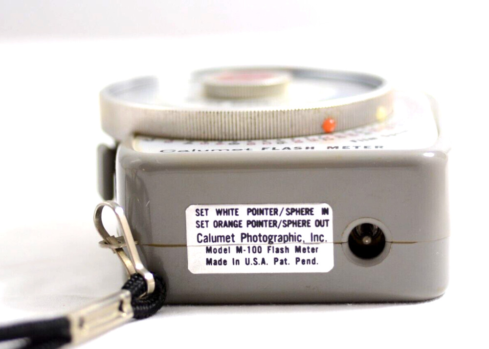 CALUMET CAMERA FLASH METER MODEL M-100 WITH STRAP (UNTESTED)