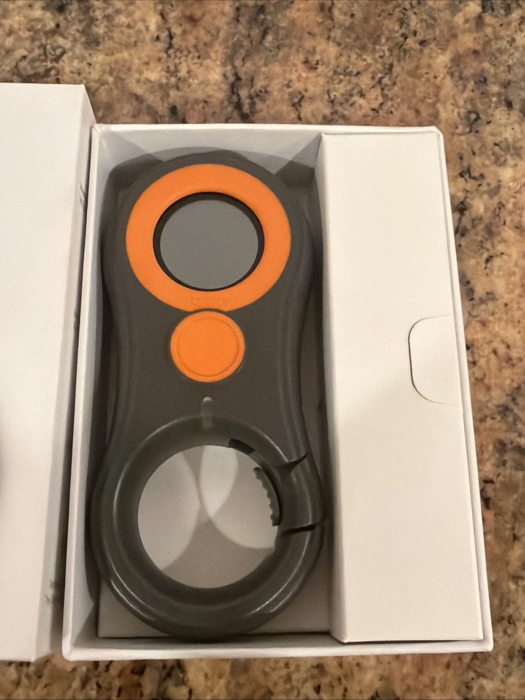 4364) LynQ Smart Compass Tracker GPS "The People Compass" Gray