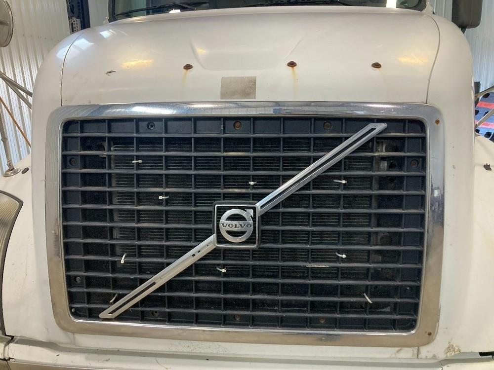 2003-2017 Volvo VNL Grille - Used