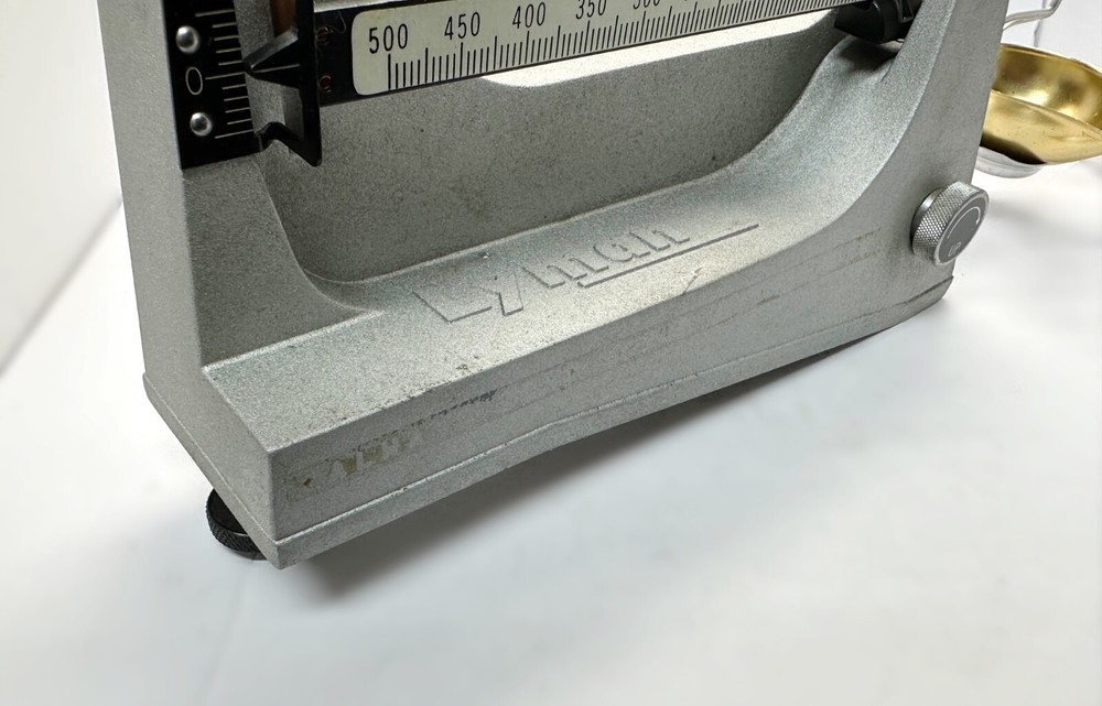 LYMAN “D-7” PRECISION RELOADING POWDER SCALE WITH “BEAM LIFTER” CONTROL KNOB