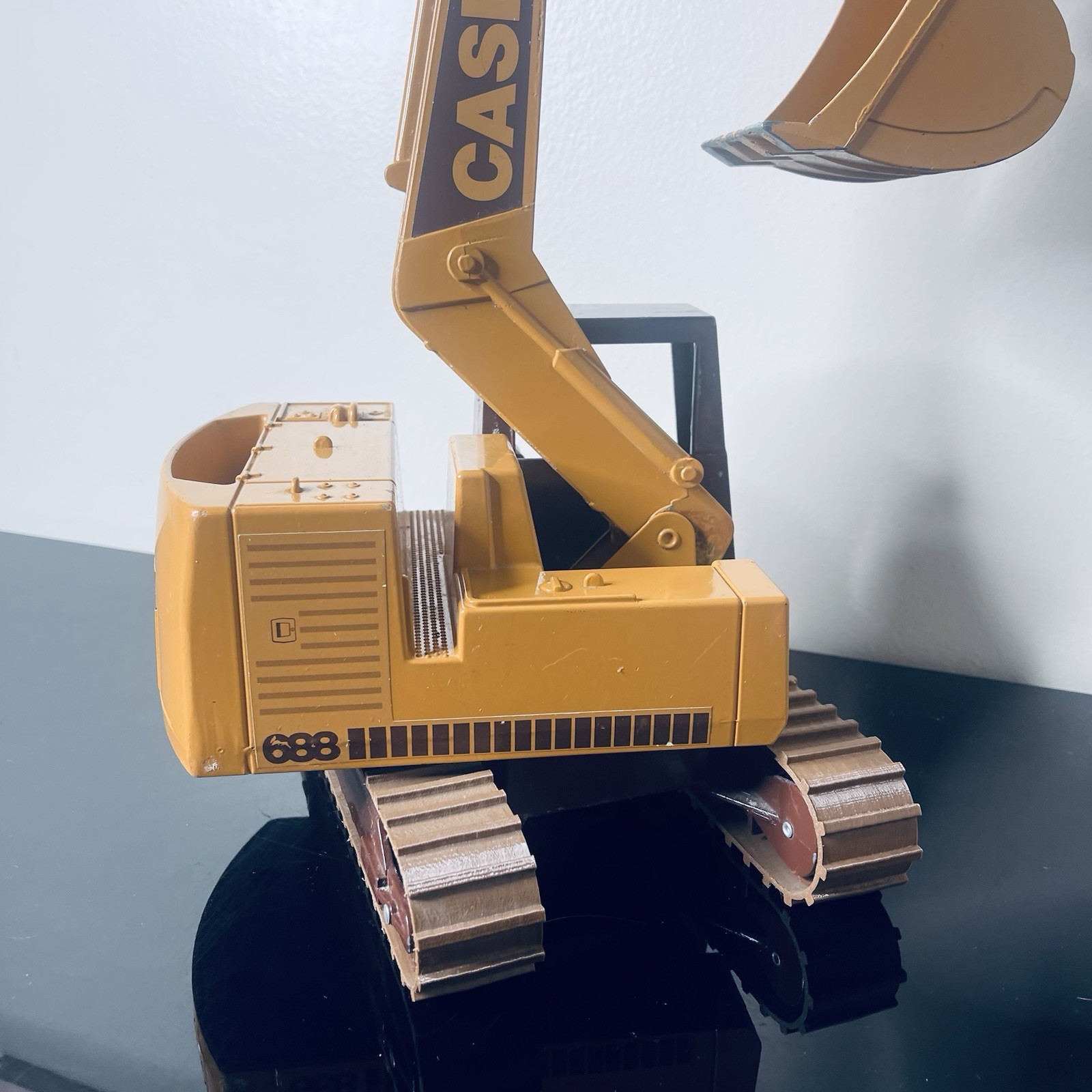 1/16 ERTL CASE Model 688 Excavator Construction Toy With Tracks RARE