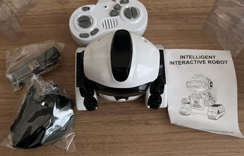 2.4G Intelligent Interactive Robot RC W Gesture Sensor Voice Record Ages 8+ NEW