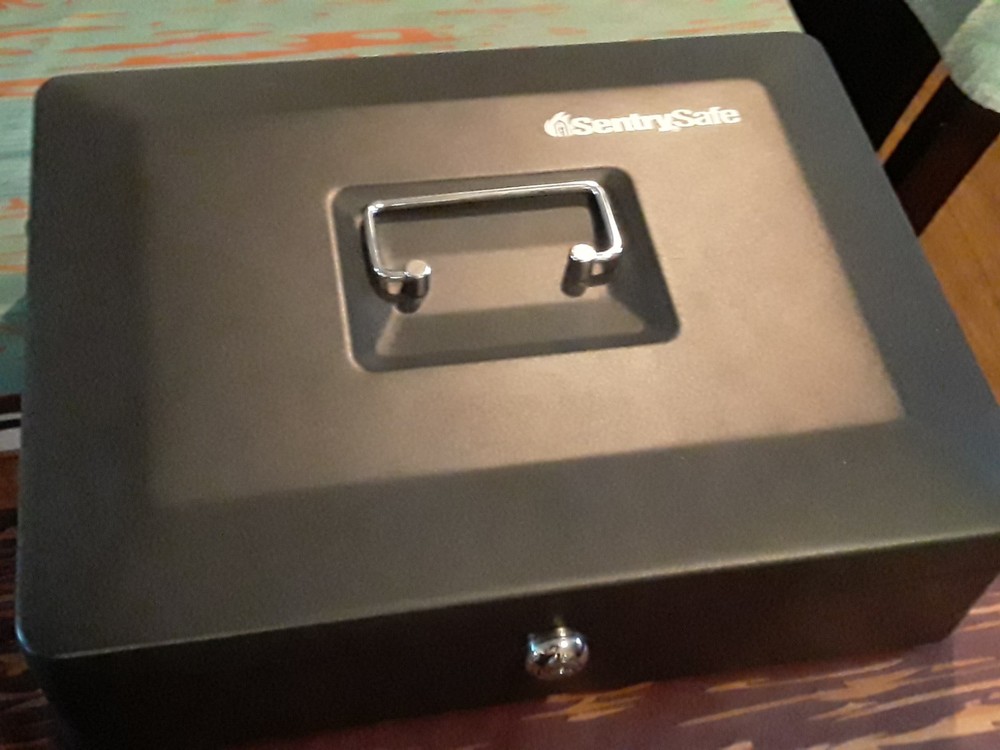SentrySafe Lock Box with both Keys