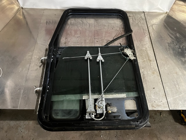 PETERBILT RH / PASS SIDE DOOR ASSEMBLY, MISSING INNER PANEL AND OUTER