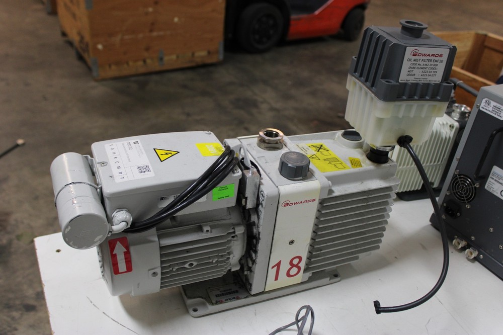 EDWARDS E1M18 18 VACUUM PUMP