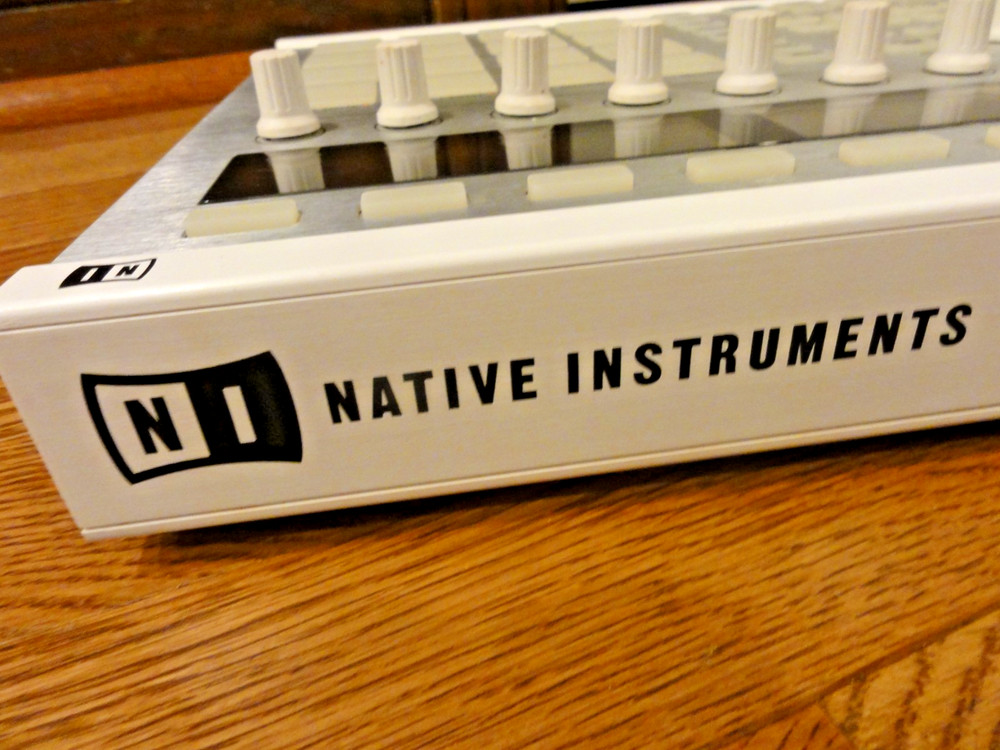 Native Instruments MASCHINE MK2 White – Powers On – No Software for Full Test