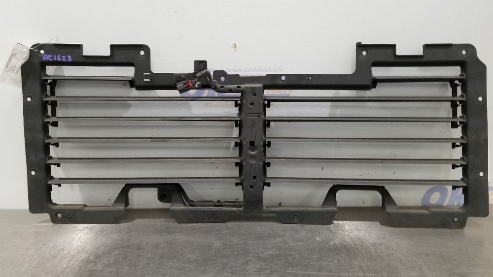 18 CHEVY SUBURBAN 1500 AIR SHUTTER