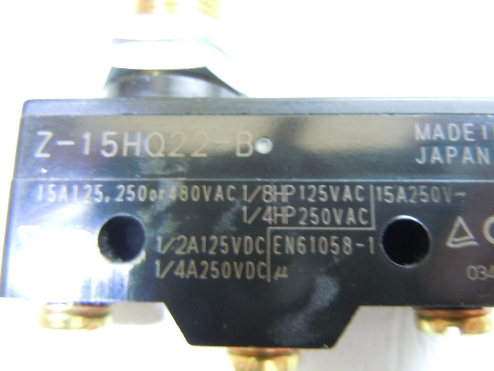 OMRON Z-15HQ22-B ROLLER SWITCH { NEW }