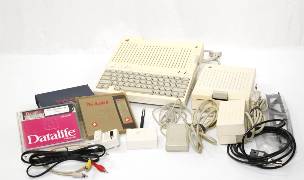 Vintage 1984 Apple IIc Computer A2S4000 w/ mouse, Disk Set, Disk IIc & more