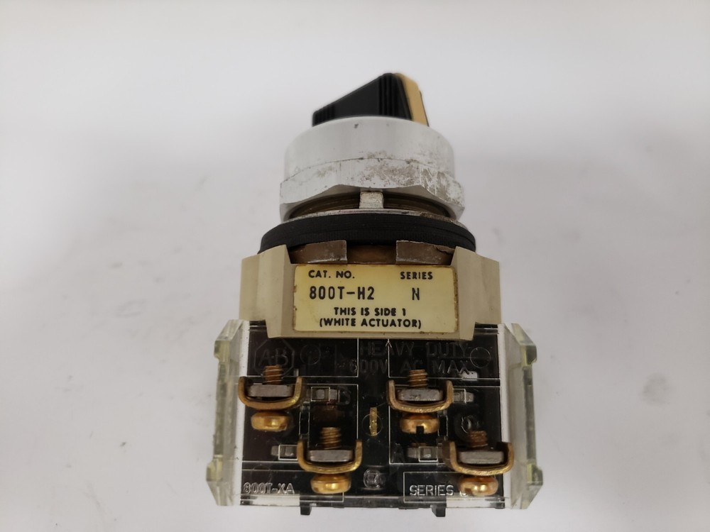 ALLEN BRADLEY 800T-H2A SELECTOR SWITCH 2-POSITION MAINTAINED SERIES N