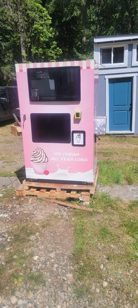 Robotic soft serve ice cream sundae vending machine