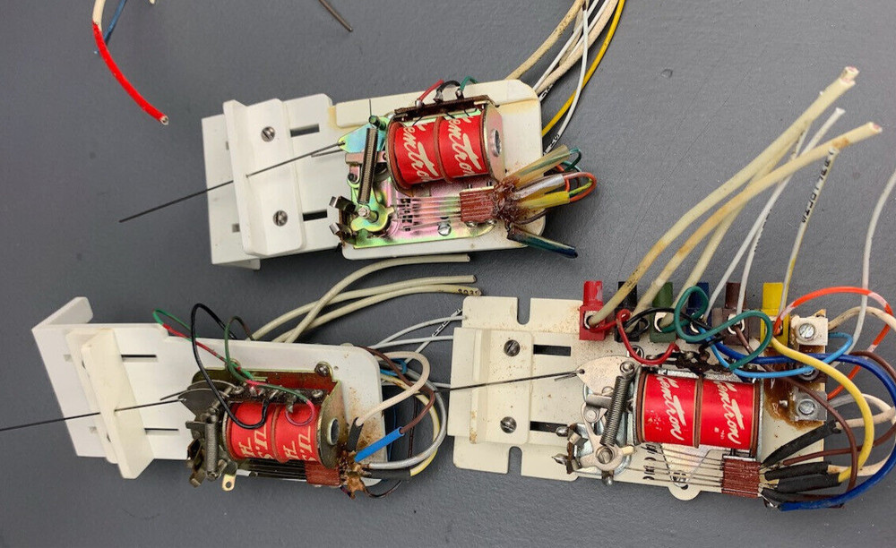Three Kemtron Twin Solenoid Switch Machine with RIX Brackets E0149