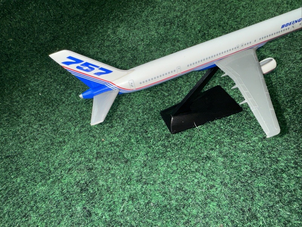 Boeing 757-300 Desk Model - Missed Wing