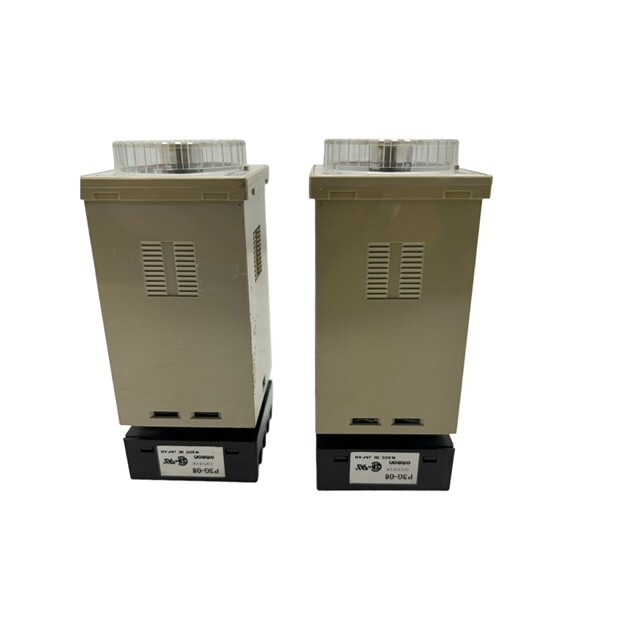 OMRON TEMP CONTROLLER WITH SOCKET E5C2-R20K P3G-08 LOT OF 2