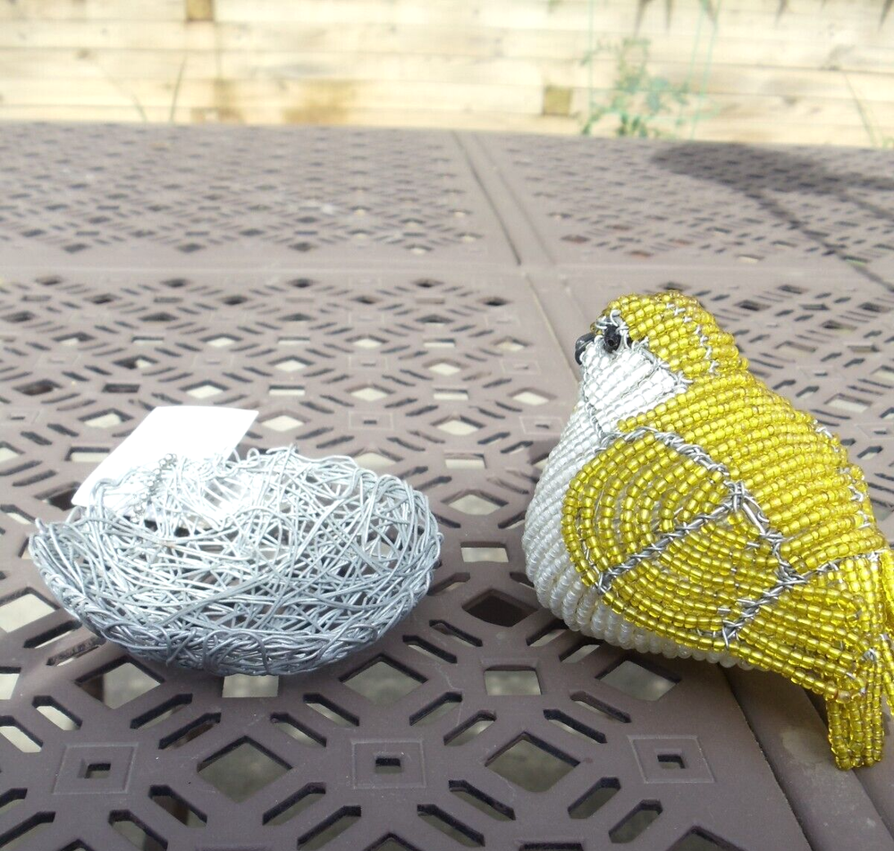 Beaded bird: Yellow nesting bird